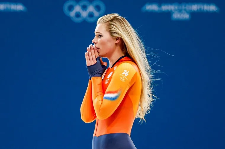 Osvojila zlato i sru&scaron;ila rekord pa krenula skidati opremu: Problematični dečko sve pratio iz prvog reda