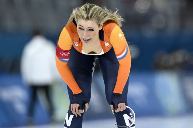 Osvojila zlato i sru&scaron;ila rekord pa krenula skidati opremu: Problematični dečko sve pratio iz prvog reda