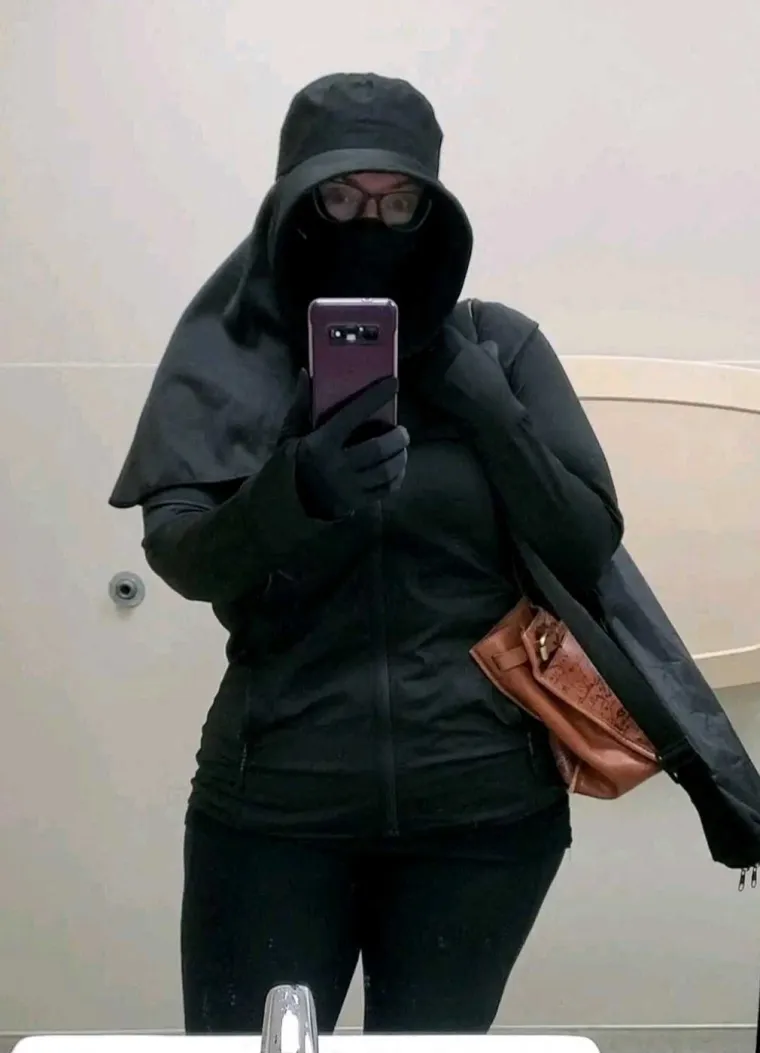 Prisiljena je živjeti život vampirice jer je može ubiti samo jedna minuta na suncu