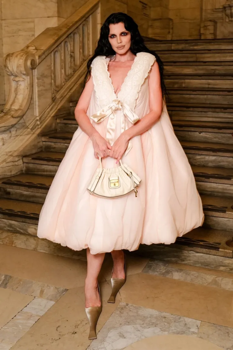 Julia Fox zna kako privući pažnju: Pogledajte kombinacije o kojima se danima raspravlja