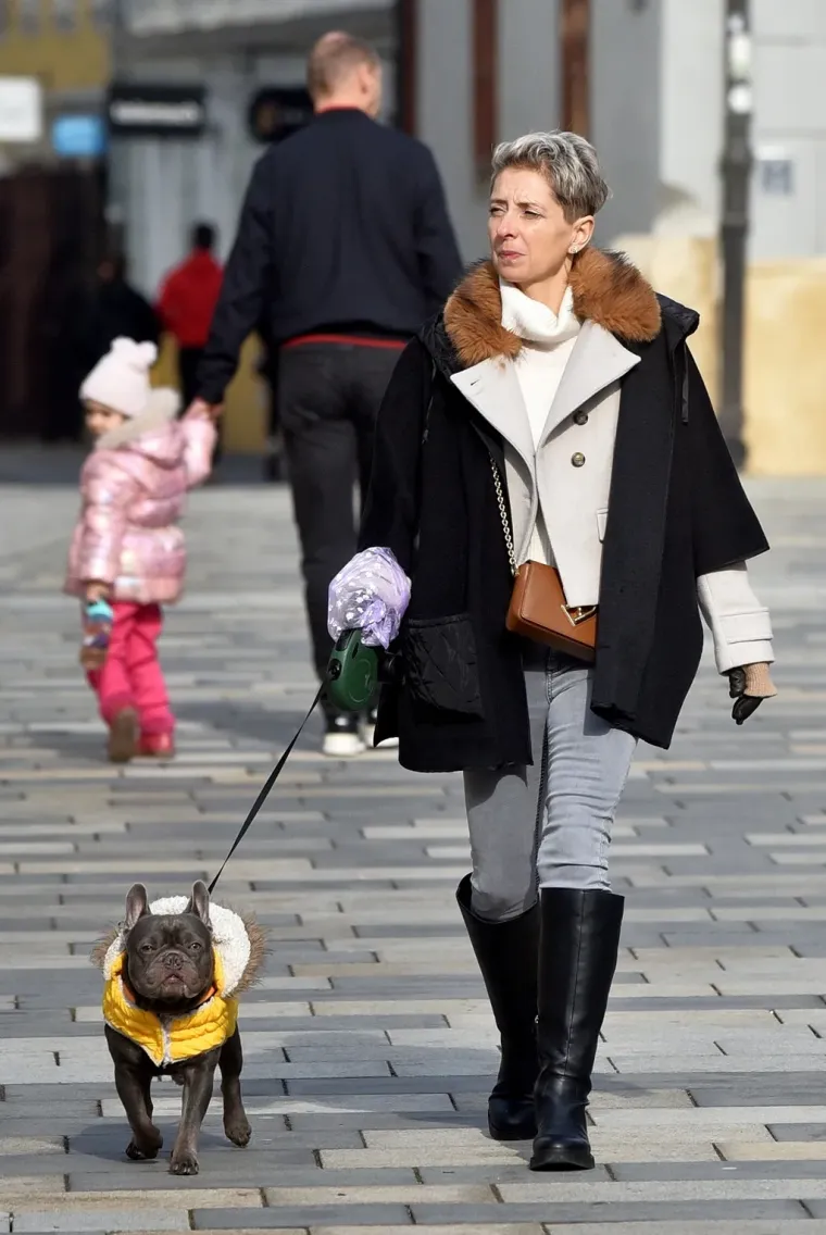 Varaždin ovih dana izgleda kao modna pista: Dama u uskim hlačama dominirala Korzom