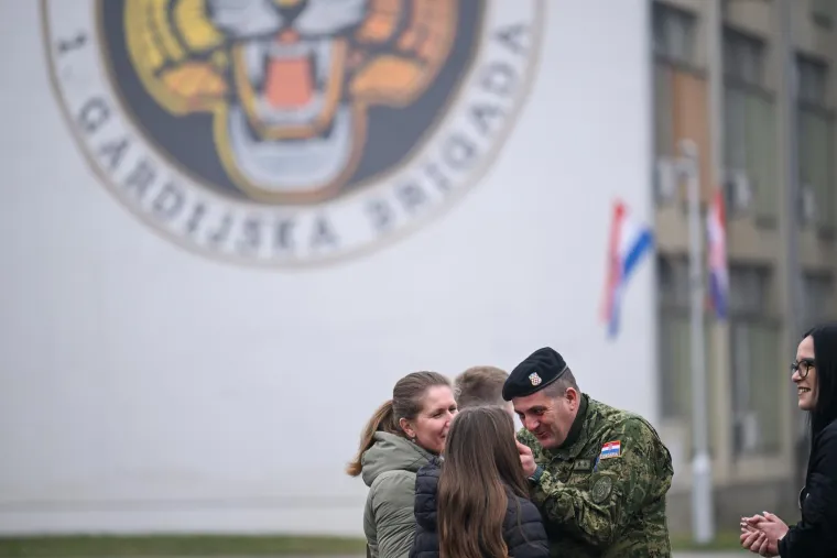Emotivni prizori: Hrvatski vojnici se rastali s obiteljima - idu u misiju NATO-a