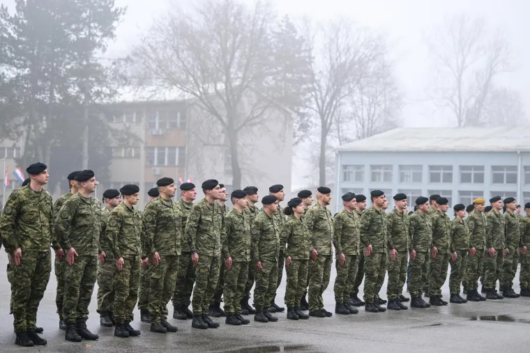 Emotivni prizori: Hrvatski vojnici se rastali s obiteljima - idu u misiju NATO-a