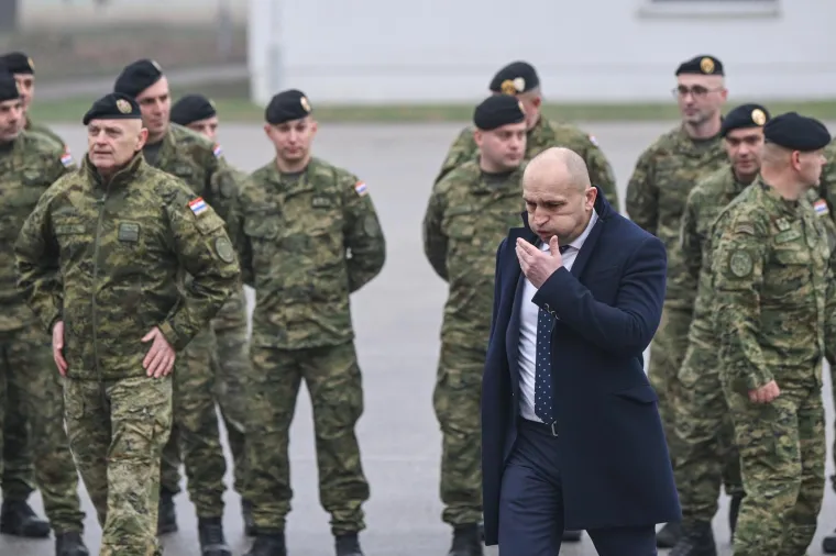 Emotivni prizori: Hrvatski vojnici se rastali s obiteljima - idu u misiju NATO-a