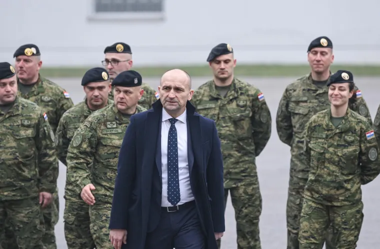 Emotivni prizori: Hrvatski vojnici se rastali s obiteljima - idu u misiju NATO-a