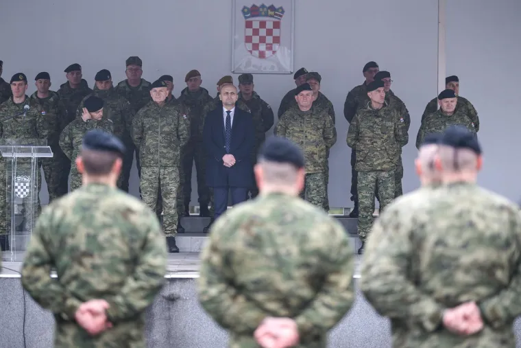 Emotivni prizori: Hrvatski vojnici se rastali s obiteljima - idu u misiju NATO-a