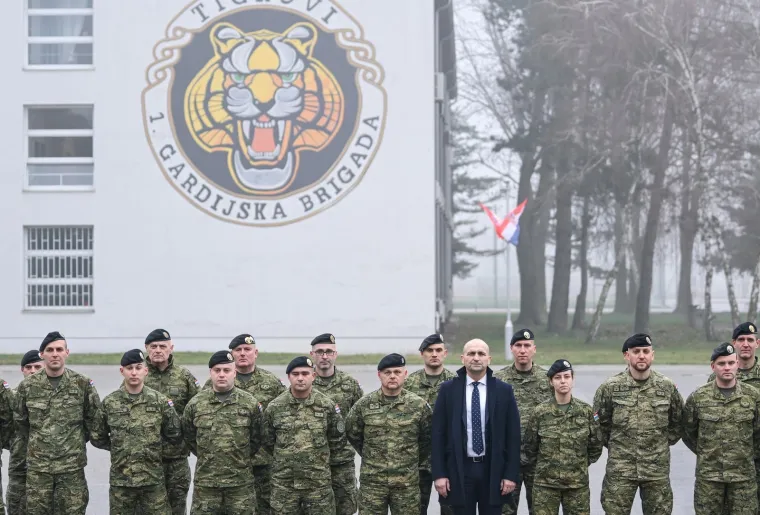 Emotivni prizori: Hrvatski vojnici se rastali s obiteljima - idu u misiju NATO-a