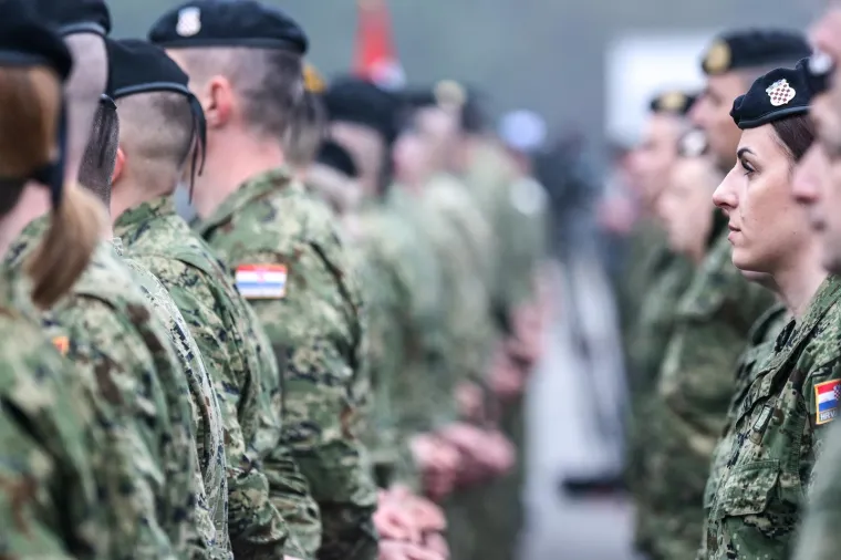 Emotivni prizori: Hrvatski vojnici se rastali s obiteljima - idu u misiju NATO-a