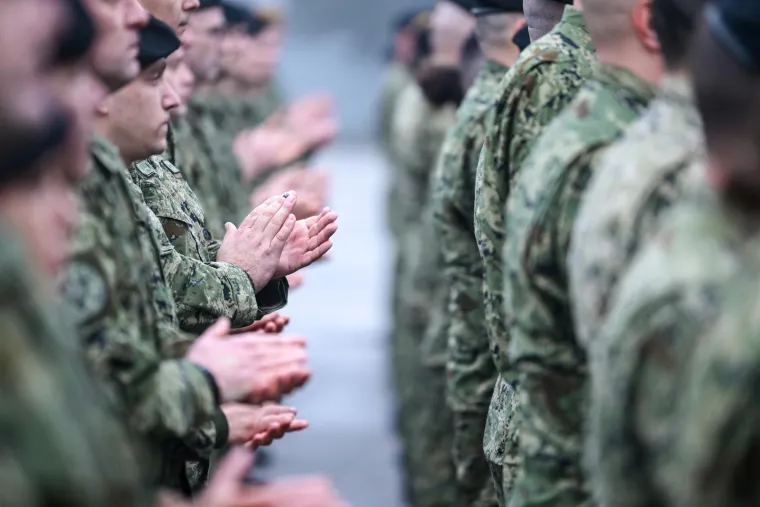 Emotivni prizori: Hrvatski vojnici se rastali s obiteljima - idu u misiju NATO-a