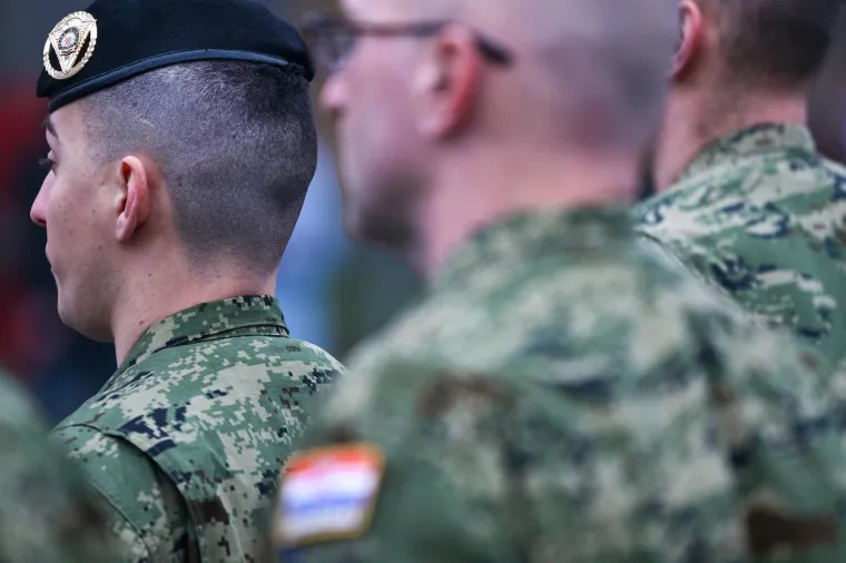 Emotivni prizori: Hrvatski vojnici se rastali s obiteljima - idu u misiju NATO-a