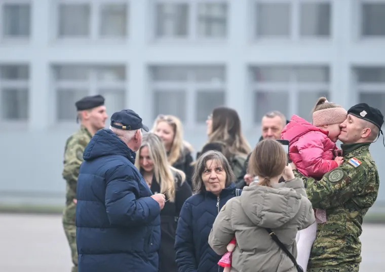 Emotivni prizori: Hrvatski vojnici se rastali s obiteljima - idu u misiju NATO-a