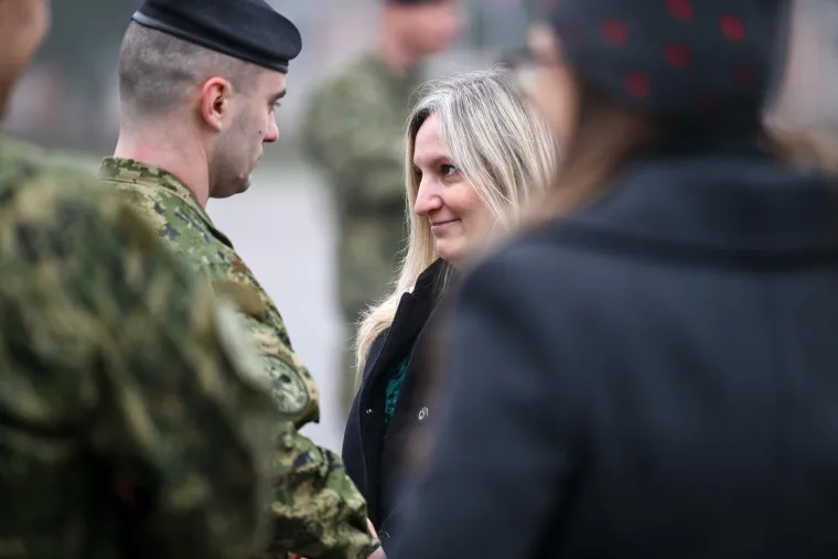 Emotivni prizori: Hrvatski vojnici se rastali s obiteljima - idu u misiju NATO-a