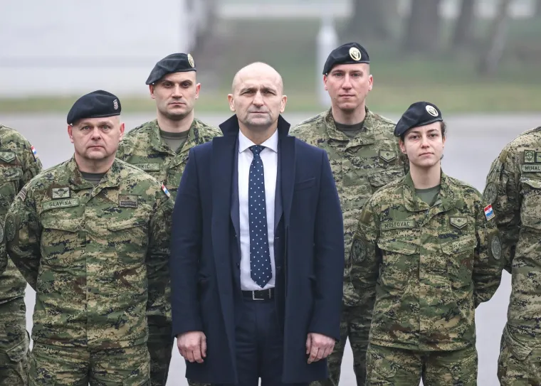 Emotivni prizori: Hrvatski vojnici se rastali s obiteljima - idu u misiju NATO-a