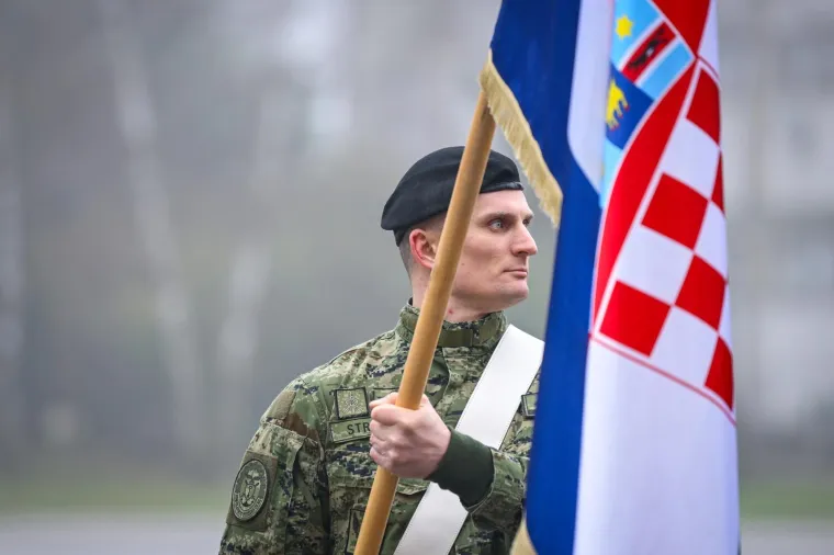 Emotivni prizori: Hrvatski vojnici se rastali s obiteljima - idu u misiju NATO-a
