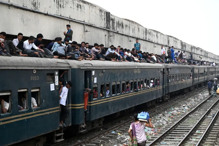 Da, ovo su prizori ljudi koji žele izaći na birali&scaron;ta! Pretrpani vlakovi, građani po krovovima...