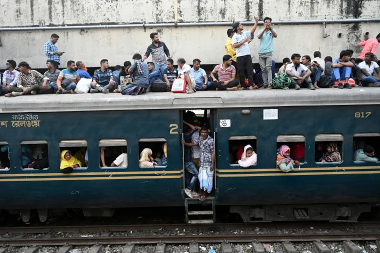 Da, ovo su prizori ljudi koji žele izaći na birali&scaron;ta! Pretrpani vlakovi, građani po krovovima...