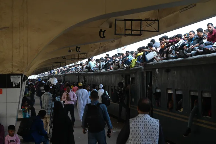 Da, ovo su prizori ljudi koji žele izaći na birali&scaron;ta! Pretrpani vlakovi, građani po krovovima...