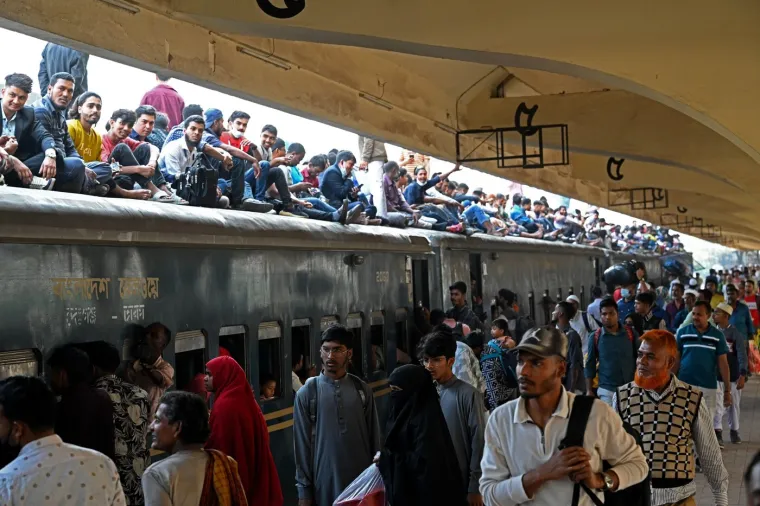 Da, ovo su prizori ljudi koji žele izaći na birali&scaron;ta! Pretrpani vlakovi, građani po krovovima...