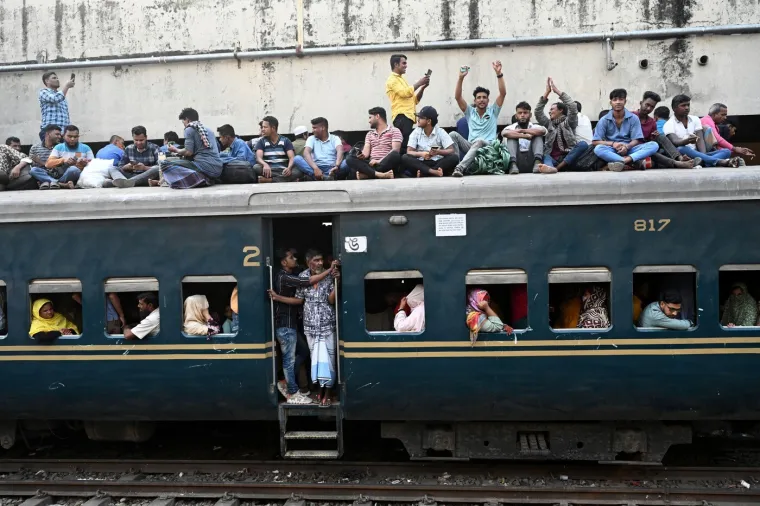 Da, ovo su prizori ljudi koji žele izaći na birali&scaron;ta! Pretrpani vlakovi, građani po krovovima...