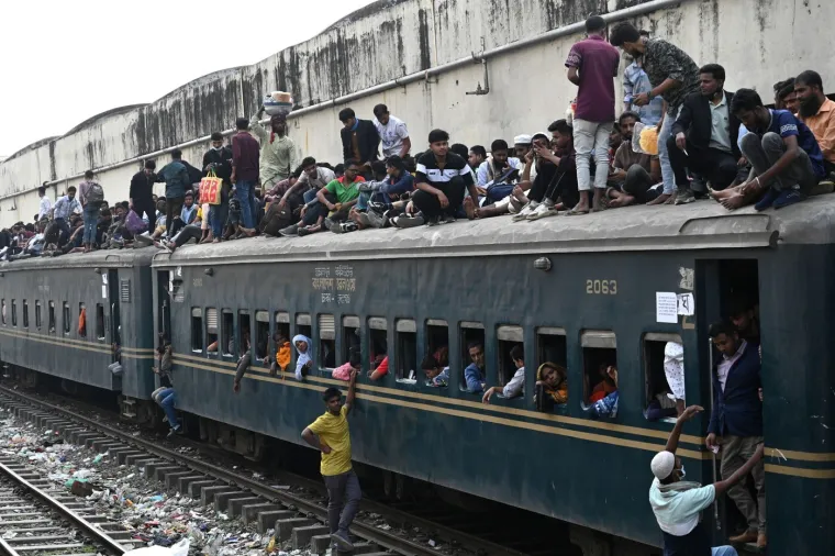 Da, ovo su prizori ljudi koji žele izaći na birali&scaron;ta! Pretrpani vlakovi, građani po krovovima...