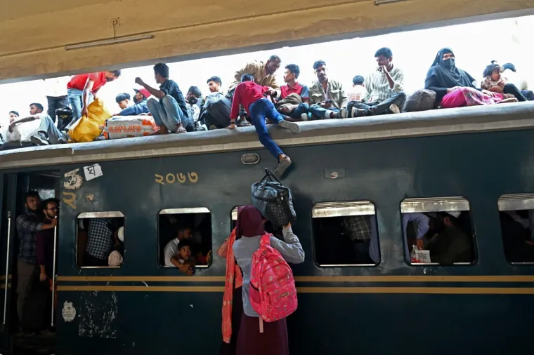 Da, ovo su prizori ljudi koji žele izaći na birali&scaron;ta! Pretrpani vlakovi, građani po krovovima...