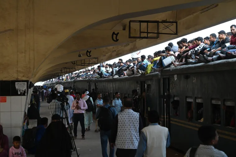 Da, ovo su prizori ljudi koji žele izaći na birali&scaron;ta! Pretrpani vlakovi, građani po krovovima...