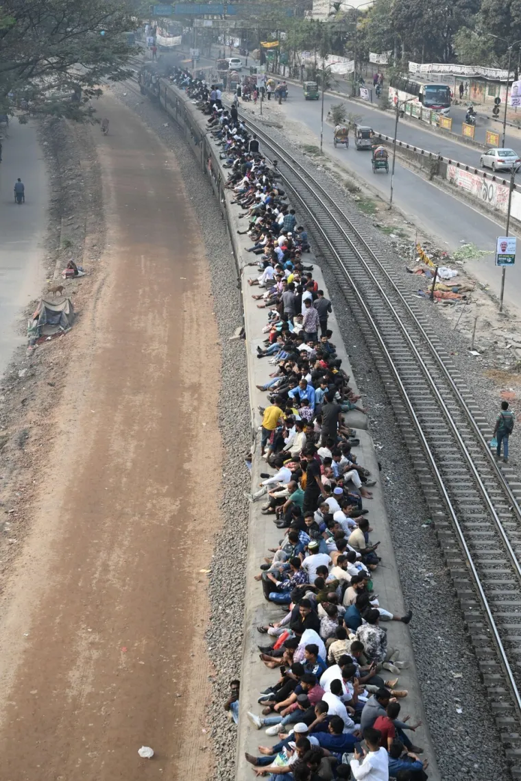 Da, ovo su prizori ljudi koji žele izaći na birali&scaron;ta! Pretrpani vlakovi, građani po krovovima...