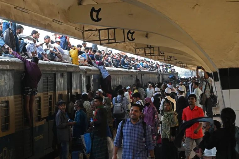 Da, ovo su prizori ljudi koji žele izaći na birali&scaron;ta! Pretrpani vlakovi, građani po krovovima...