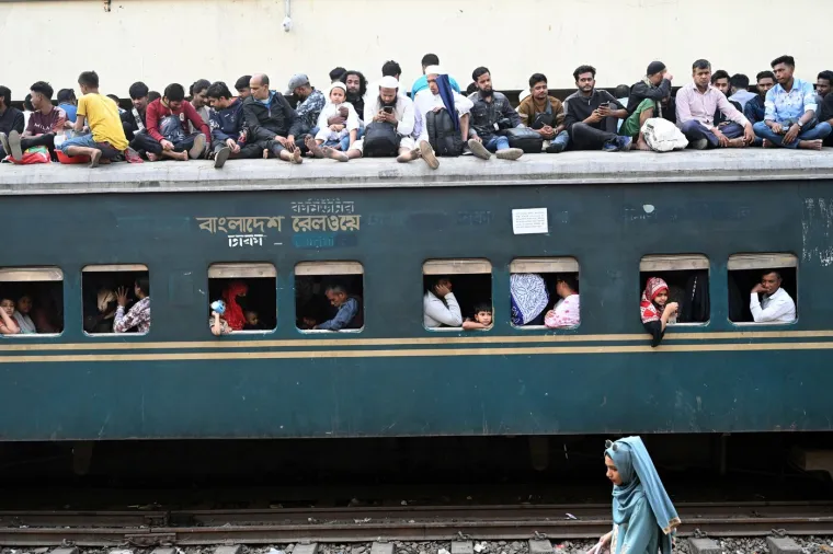 Da, ovo su prizori ljudi koji žele izaći na birali&scaron;ta! Pretrpani vlakovi, građani po krovovima...