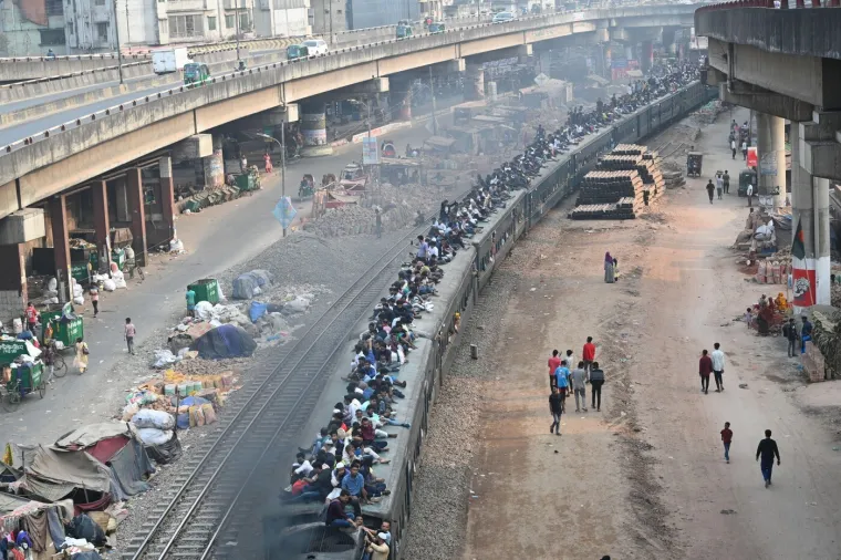Da, ovo su prizori ljudi koji žele izaći na birali&scaron;ta! Pretrpani vlakovi, građani po krovovima...
