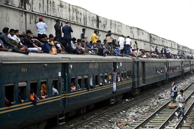 Da, ovo su prizori ljudi koji žele izaći na birali&scaron;ta! Pretrpani vlakovi, građani po krovovima...