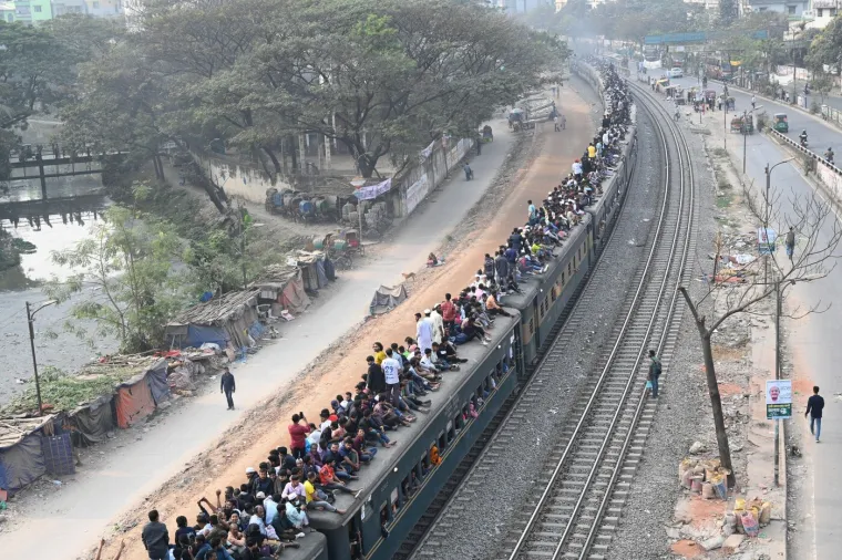 Da, ovo su prizori ljudi koji žele izaći na birali&scaron;ta! Pretrpani vlakovi, građani po krovovima...