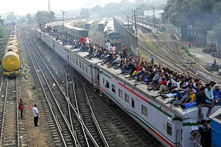 Da, ovo su prizori ljudi koji žele izaći na birali&scaron;ta! Pretrpani vlakovi, građani po krovovima...