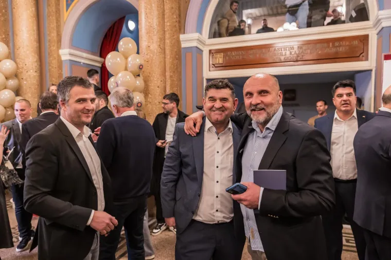 Brojni poznati na pretpremijeri kultne operete posvećene Hajduku: Pogledajte s kim je Livaja