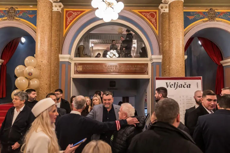 Brojni poznati na pretpremijeri kultne operete posvećene Hajduku: Pogledajte s kim je Livaja