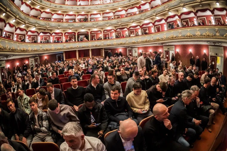 Brojni poznati na pretpremijeri kultne operete posvećene Hajduku: Pogledajte s kim je Livaja