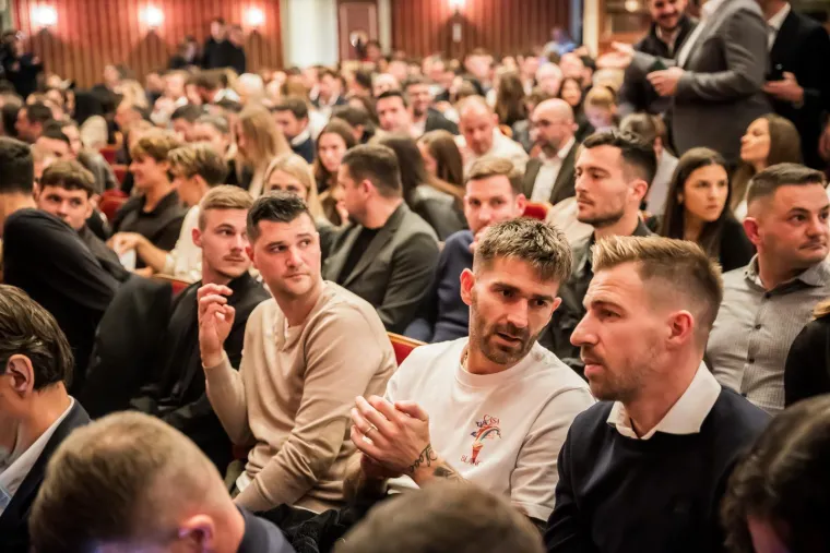 Brojni poznati na pretpremijeri kultne operete posvećene Hajduku: Pogledajte s kim je Livaja