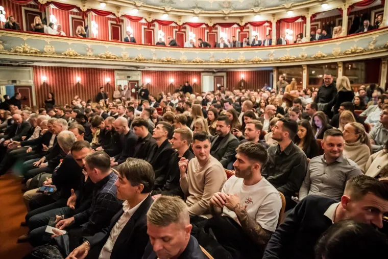 Brojni poznati na pretpremijeri kultne operete posvećene Hajduku: Pogledajte s kim je Livaja