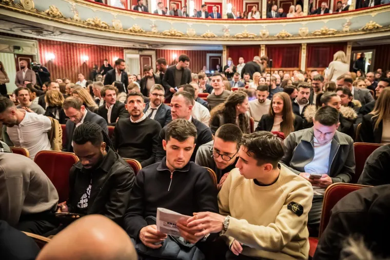 Brojni poznati na pretpremijeri kultne operete posvećene Hajduku: Pogledajte s kim je Livaja