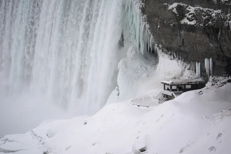 Okovani ledom: Jedna od najvećih svjetskih atrakcija je 'stala'! Prizori su nevjerojatni