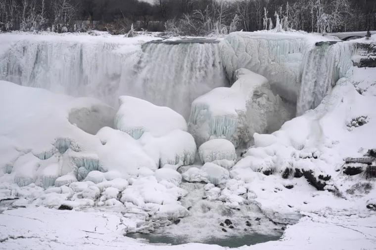 Okovani ledom: Jedna od najvećih svjetskih atrakcija je 'stala'! Prizori su nevjerojatni