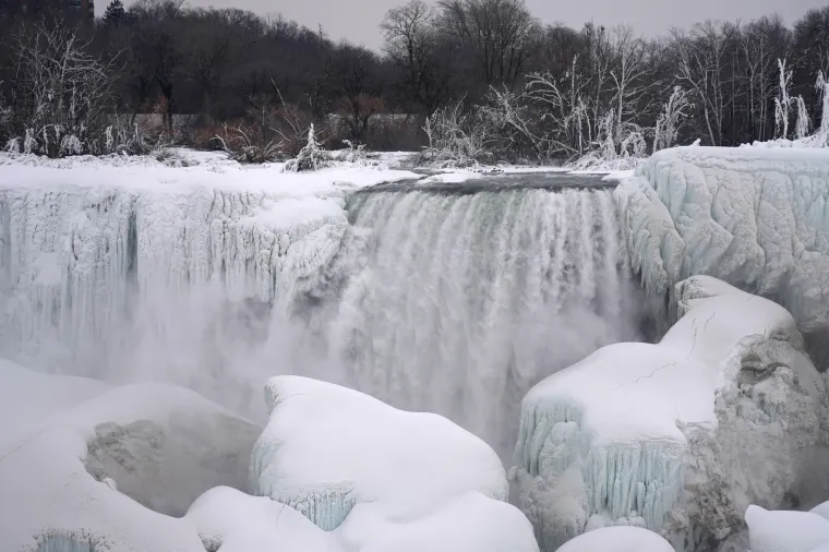 Okovani ledom: Jedna od najvećih svjetskih atrakcija je 'stala'! Prizori su nevjerojatni