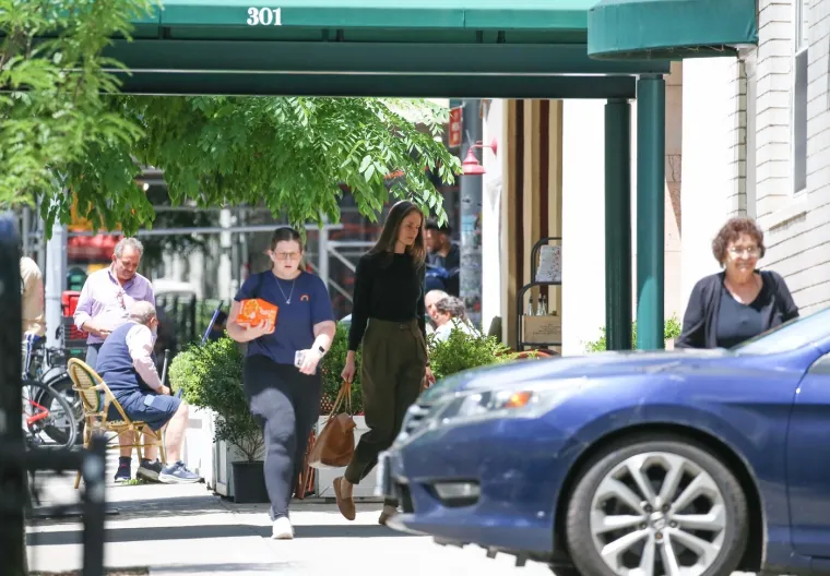 Ovo je biv&scaron;a djevojka najpoznatijeg pedofila: Karina će dobiti milijune, otok, kuću i prsten?