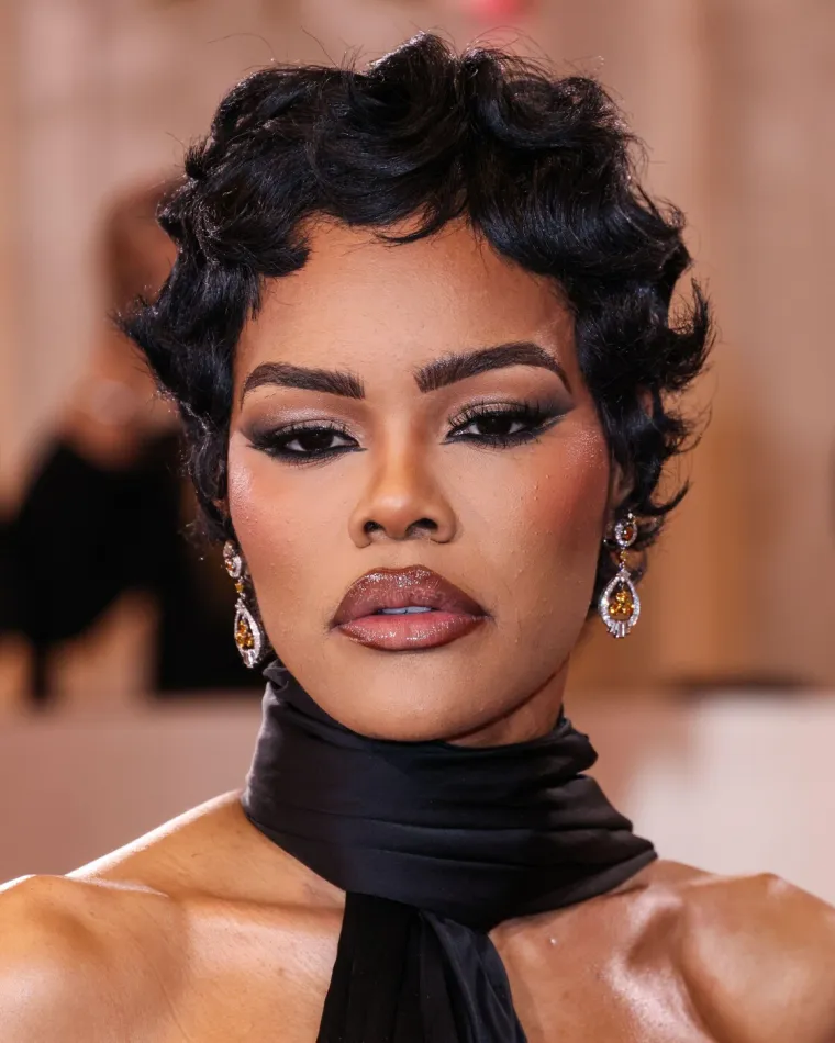 Sirova privlačnost i nestvarna ljepota: Tko je žena koja je tijelom raspametila svijet?