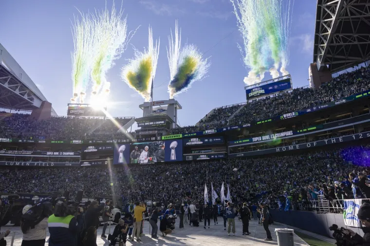 Ljudi vise sa semafora, a &scaron;kole su prazne: Milijun ljudi iza&scaron;lo na ulice pozdraviti prvake