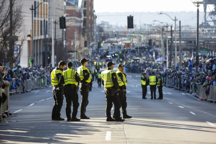 Ljudi vise sa semafora, a &scaron;kole su prazne: Milijun ljudi iza&scaron;lo na ulice pozdraviti prvake