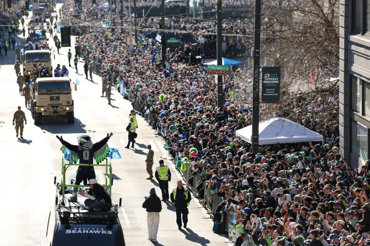 Ljudi vise sa semafora, a &scaron;kole su prazne: Milijun ljudi iza&scaron;lo na ulice pozdraviti prvake