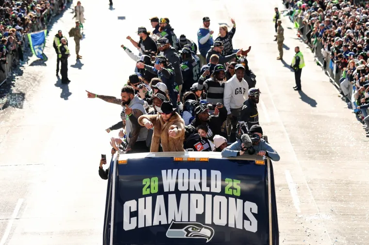 Ljudi vise sa semafora, a &scaron;kole su prazne: Milijun ljudi iza&scaron;lo na ulice pozdraviti prvake