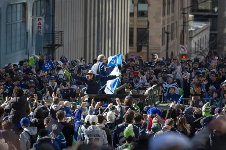 Ljudi vise sa semafora, a &scaron;kole su prazne: Milijun ljudi iza&scaron;lo na ulice pozdraviti prvake
