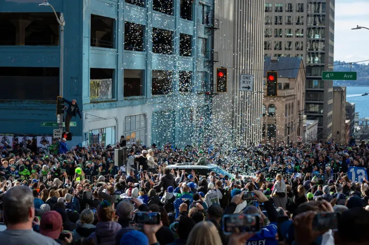 Ljudi vise sa semafora, a &scaron;kole su prazne: Milijun ljudi iza&scaron;lo na ulice pozdraviti prvake